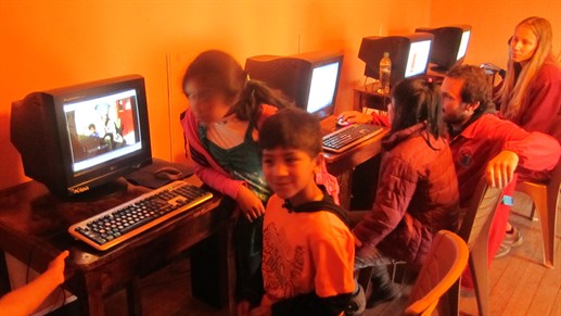 Vapaaehtoistyö Perussa - Mediataitojen ja tietokoneen käytön opettamista