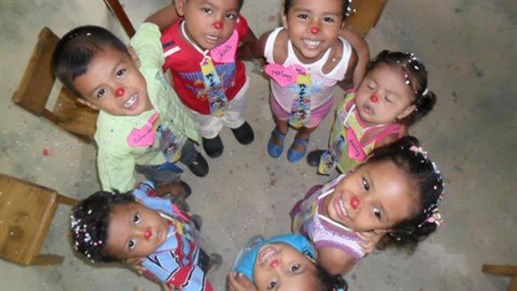Kolumbialaiset lapset hymyt huulilla